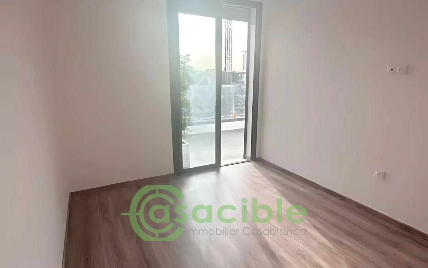 Location Studio Vide 54 m² avec Terrasse (3)